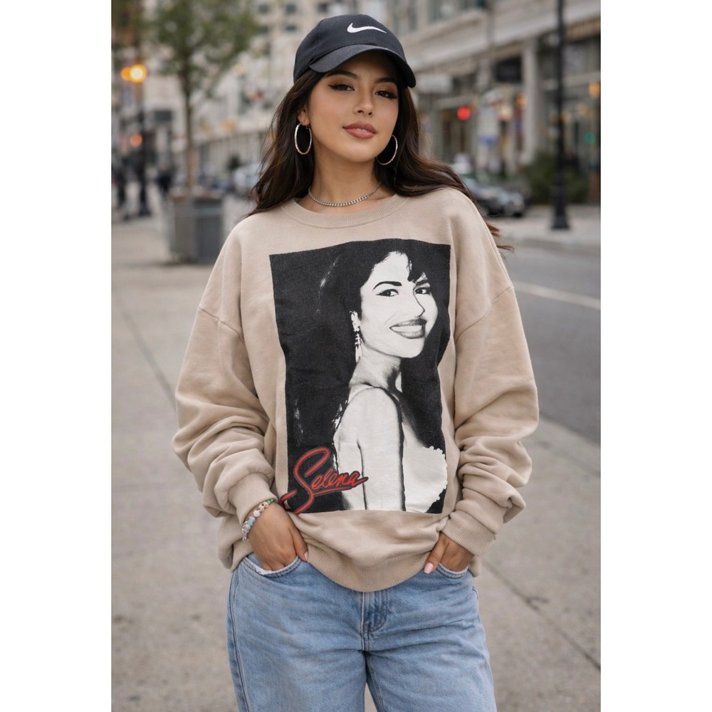 Official Selena Quintanilla Graphic Sweatshirt Tan Beige Crewneck Small